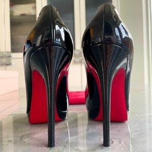 Christian Louboutin - Black Patent Leather Round-toe Pumps RED BOTTOMS